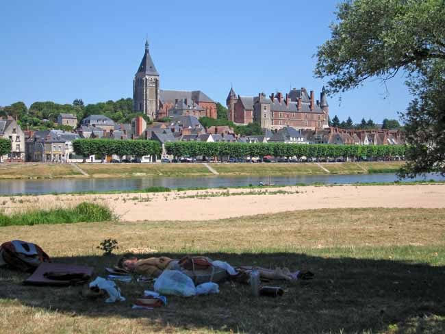 Walking in France: Asleep in the shade beside the Loire, Gien