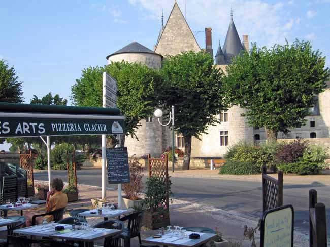 Walking in France: Apéritifs at the Café des Arts next to the château