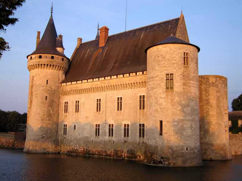 Walking in France: Château de Sully in the evening light