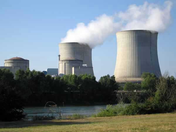 Walking in France: The nuclear power station of Saint-Laurent-des-Eaux