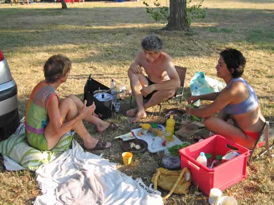 Walking in France: Our Dutch and Peruvian neighbours at the camping ground