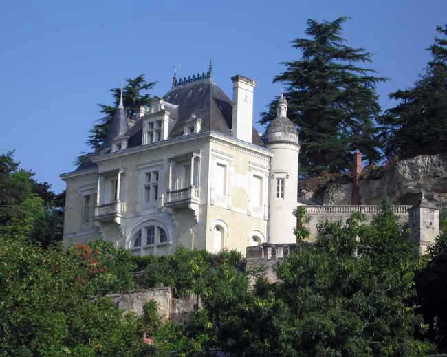 Walking in France: Grand house near Noizay
