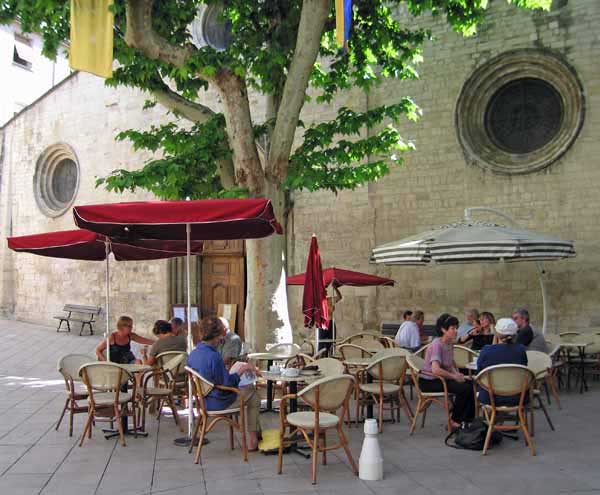 Walking in France: Second breakfast in the square in front of St Saveur, Manosque
