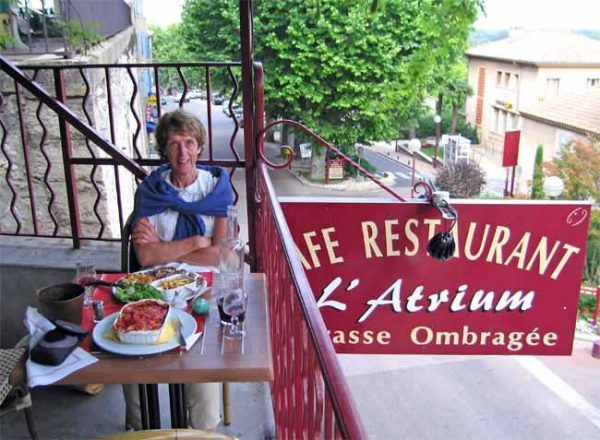 Walking in France: Dining in Châteauneuf-de-Gadagne