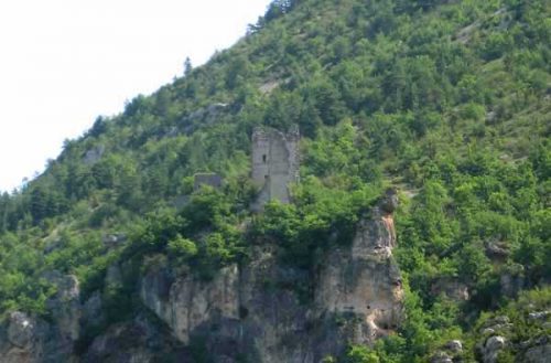 Walking in France: The ruined château high above Hauterives