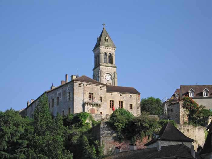 Walking in France: Looking up to the church steeple at Albas