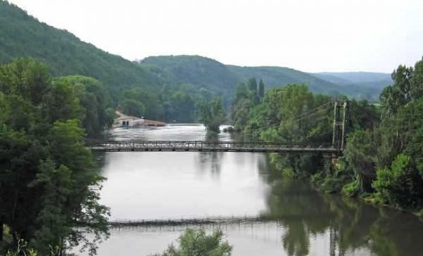 Walking in France: Bridge over the Lot at Castelfranc