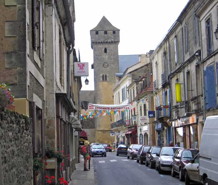 Walking in France: Arriving in Beaumont-du-Périgord with the fortified tower in the distance