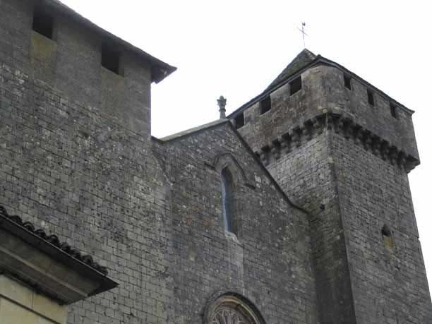 Walking in France: The fortified church of Beaumont-du-Périgord