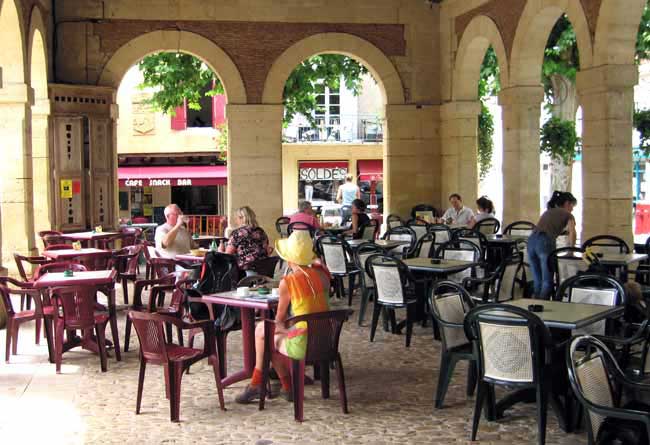Walking in France: Coffee in the halle, Lalinde