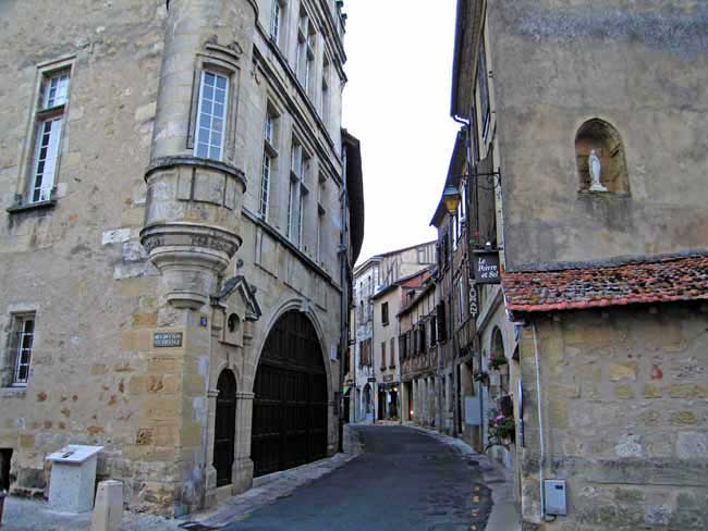 Walking in France: Part of the old quarter of Bergerac