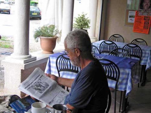 Walking in France: Catching up on the news over second breakfast