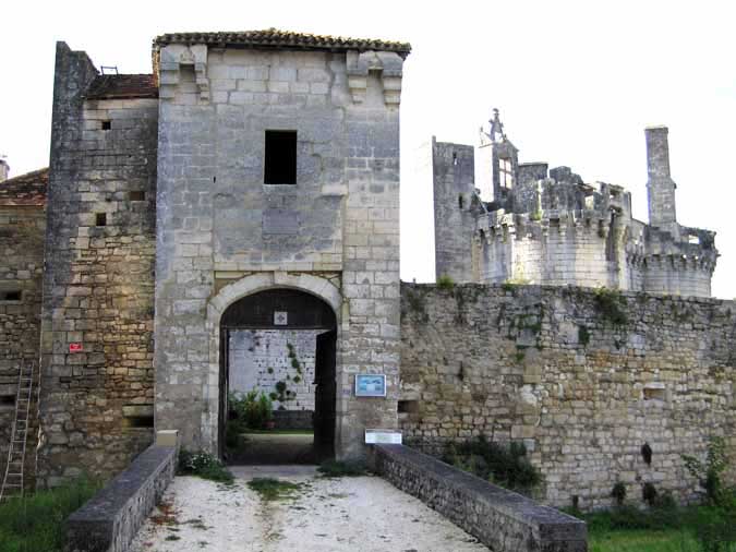 Walking in France: Entrance to the château, Mareuil