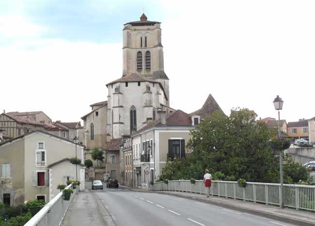 Walking in France: Crossing the Isle to return to the main part of Saint-Astier for dinner