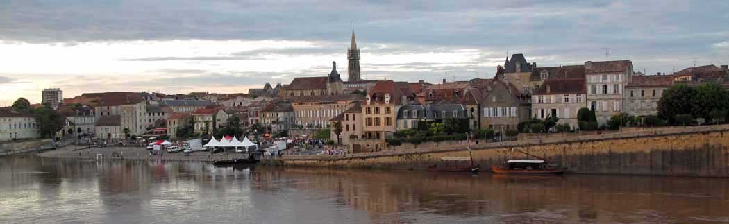 Walking in France: The concert on the landing stage from across the Dordogne