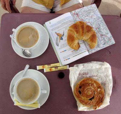 Walking in France: Second breakfast in Bouniagues