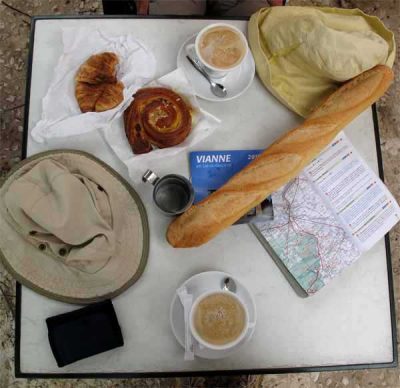 Walking in France: Second breakfast in Vianne