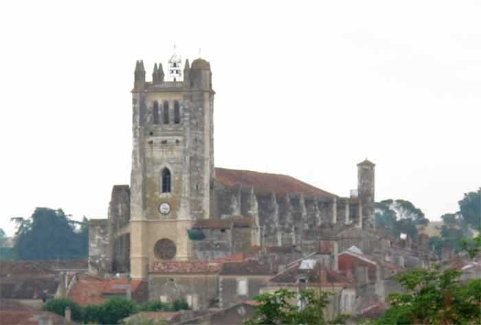 Walking in France: First glimpse of Condom cathedral