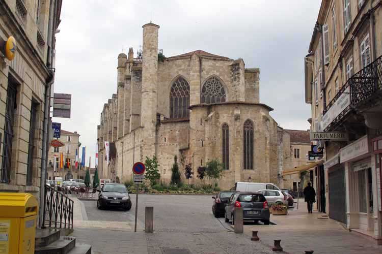Walking in France: Condom cathedral squeezed into the town's main square