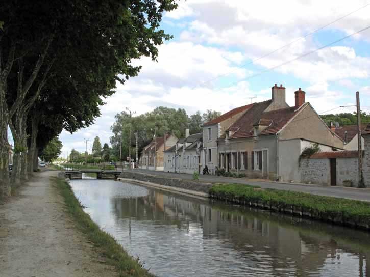 Walking in France: Canal de Berry just next to the camping ground, Saint-Amand