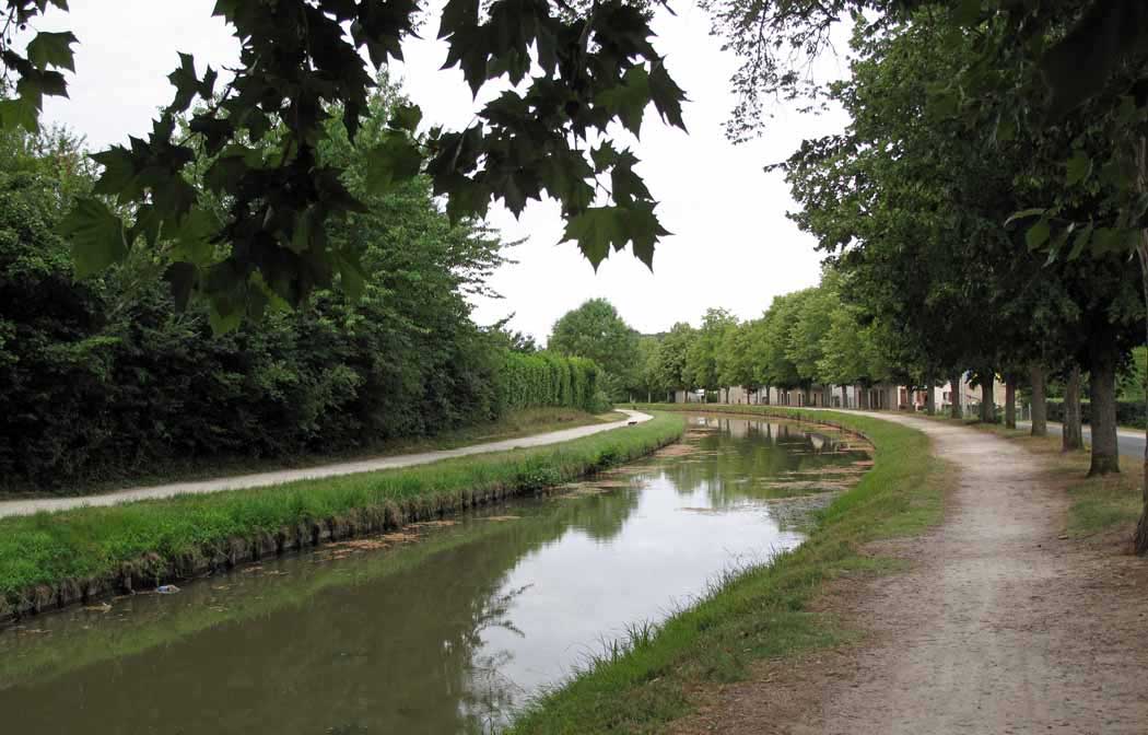 Walking in France: Leaving Saint-Amand beside the Canal de Berry