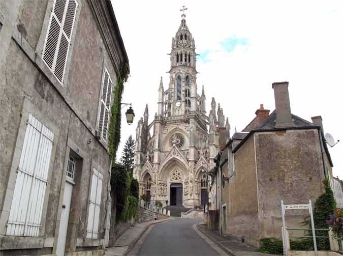 Walking in France: Walking up to Notre-Dame-des-Enfants, Châteauneuf-sur-Cher