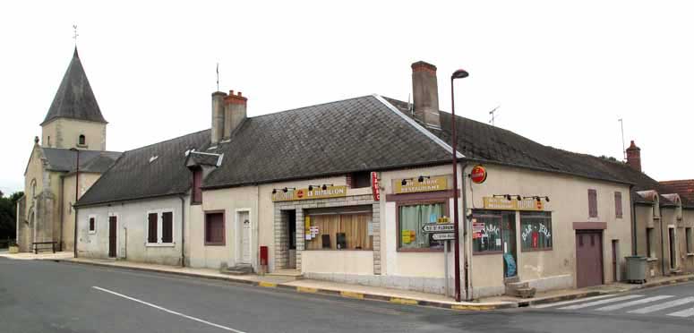 Walking in France: A beautiful sight - the bar/restaurant in Villeneuve-sur-Cher