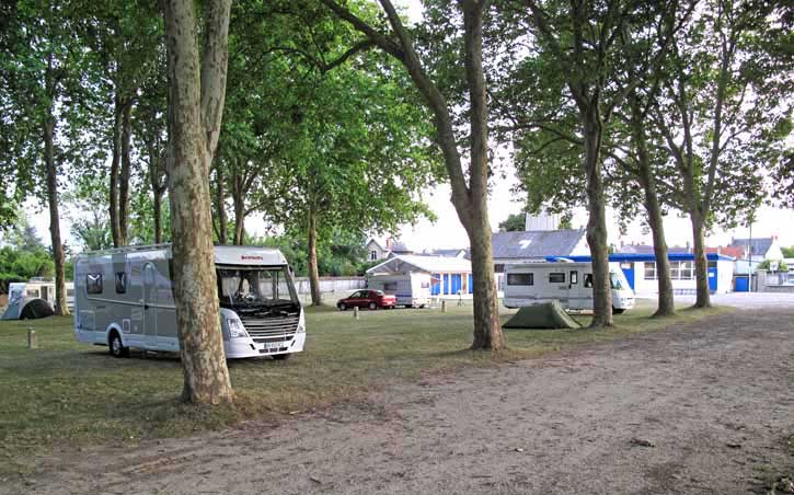 Walking in France: Our little tent among the white behemoths, Mehun-sur-Yèvre camping ground
