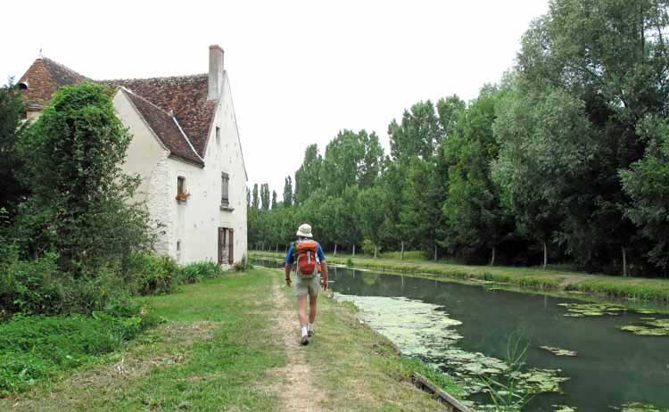 Walking in France: Leaving Mehun-sur-Yèvre beside the Canal de Berry