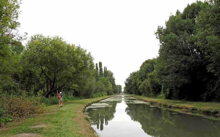Walking in France: Back on the towpath after Foëcy