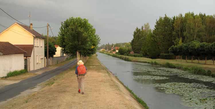 Walking in France: Leaving Châtres-sur-Cher on the Canal de Berry towpath