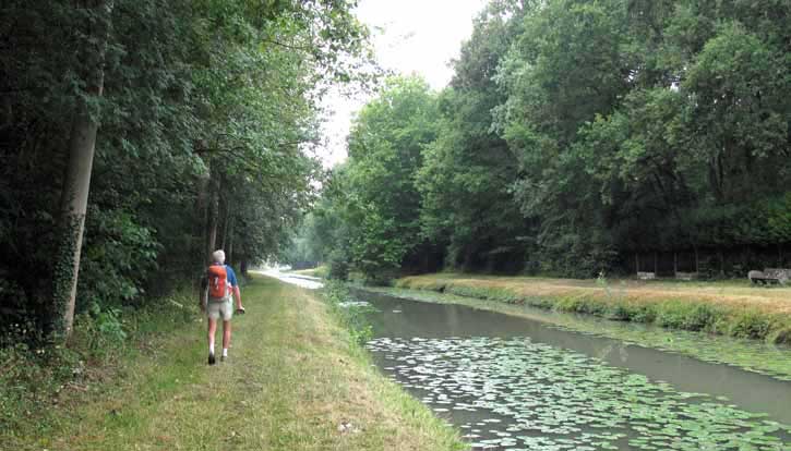 Walking in France: Back on the towpath beside the Canal de Berry