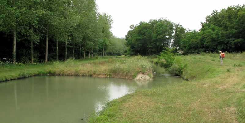 Walking in France: The partition between the navigable and non-navigable parts of the Canal de Berry, near Selles-sur-Cher