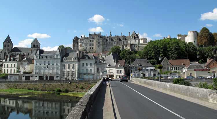 Walking in France: Finally, crossing the Cher to arrive in Saint-Aignan