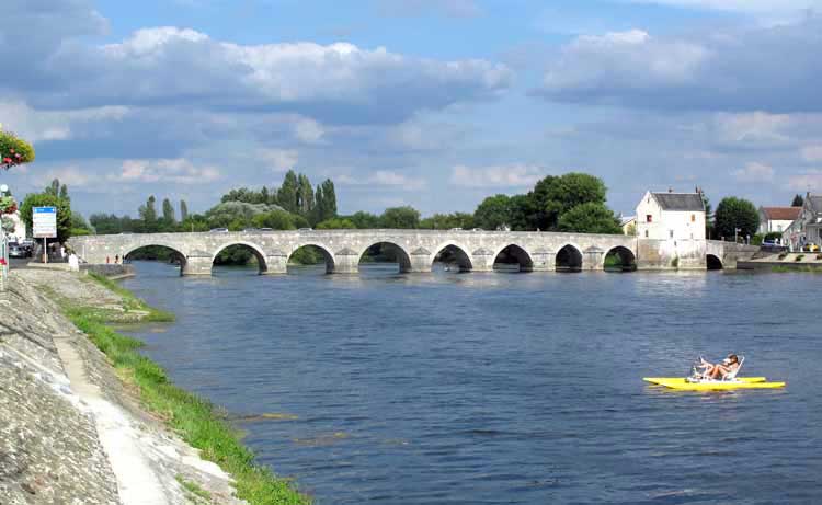 Walking in France: Bridge over the Cher at Montrichard
