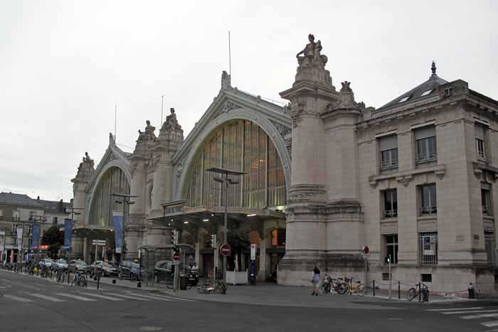 Walking in France: Tours' imposing railway station