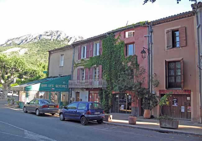 Walking in France: Buis-les-Baronnies, with the start of tomorrow's climb in the background