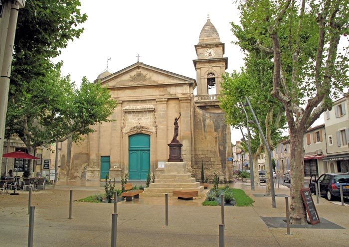 Walking in France: Church in the main square of Fontvieille