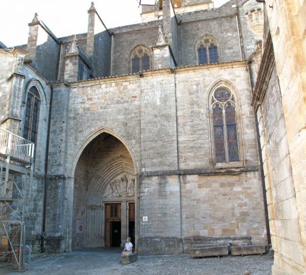 Walking in France: At the door of the cathedral at 6:05