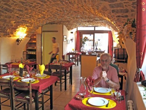 Walking in France: Dinner at the pizzeria/restaurant, le Calar