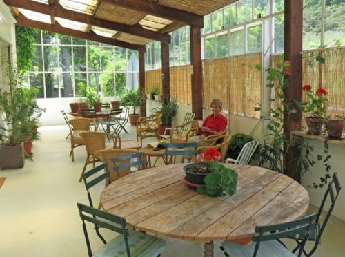 Walking in France: Enjoying the glassed-in sunroom of the Étoile