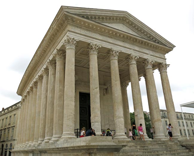 Walking in France: ....and the Maison Carrée