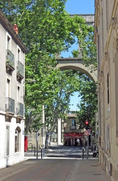 Walking in France: A glimpse of the impressive 17th century Aqueduc Saint-Clément