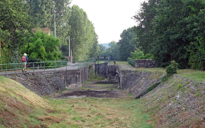 Walking in France: End of the dry section of the Canal de Berry