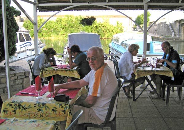 Walking in France: At Tony’s Pizzeria next to the boat harbour
