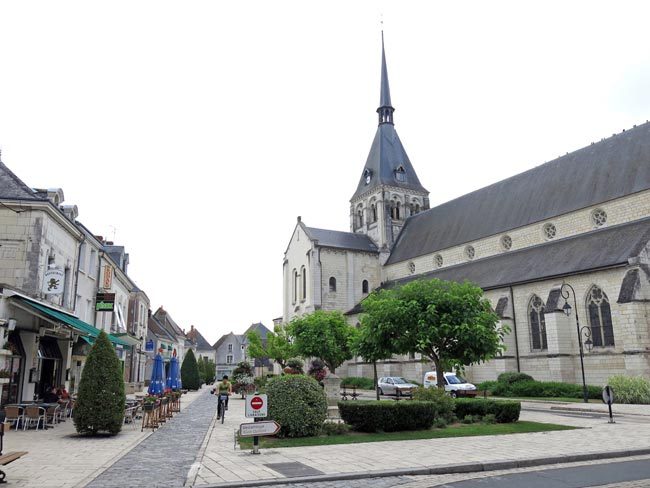 Walking in France: Main square, Selles-sur-Cher