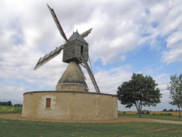 Walking in France: Windmill, Bléré