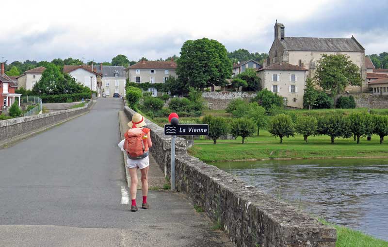 Walking in France: Crossing the Vienne to enter Saint-Victurnien