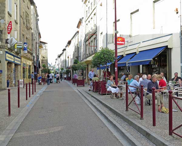 Walking in France: Apéritifs in the Rue Lucien Dumas