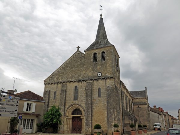Walking in France: The church of Lussac-les-Châteaux